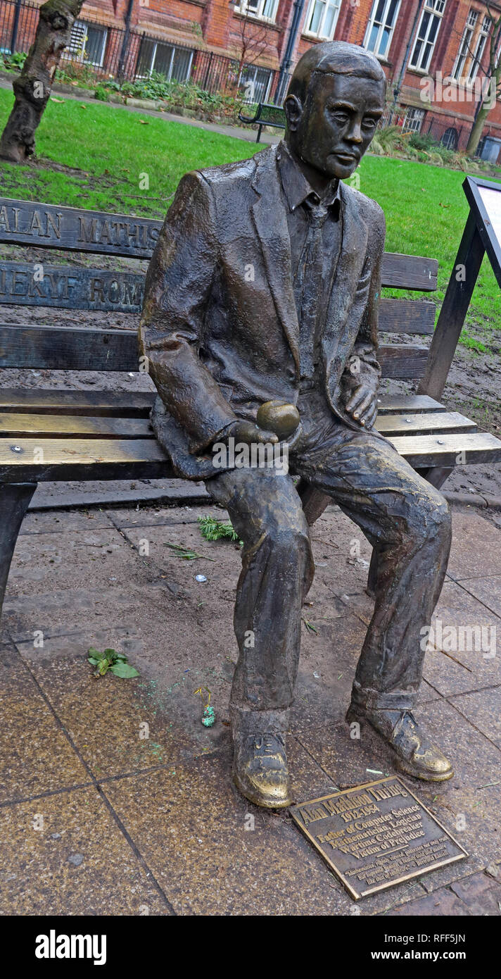 Statue en bronze d'Alan Mathison Turing, Sackville Gardens, Gay Village Canal St, Manchester, Lancs, Angleterre, Royaume-Uni, M1 Banque D'Images