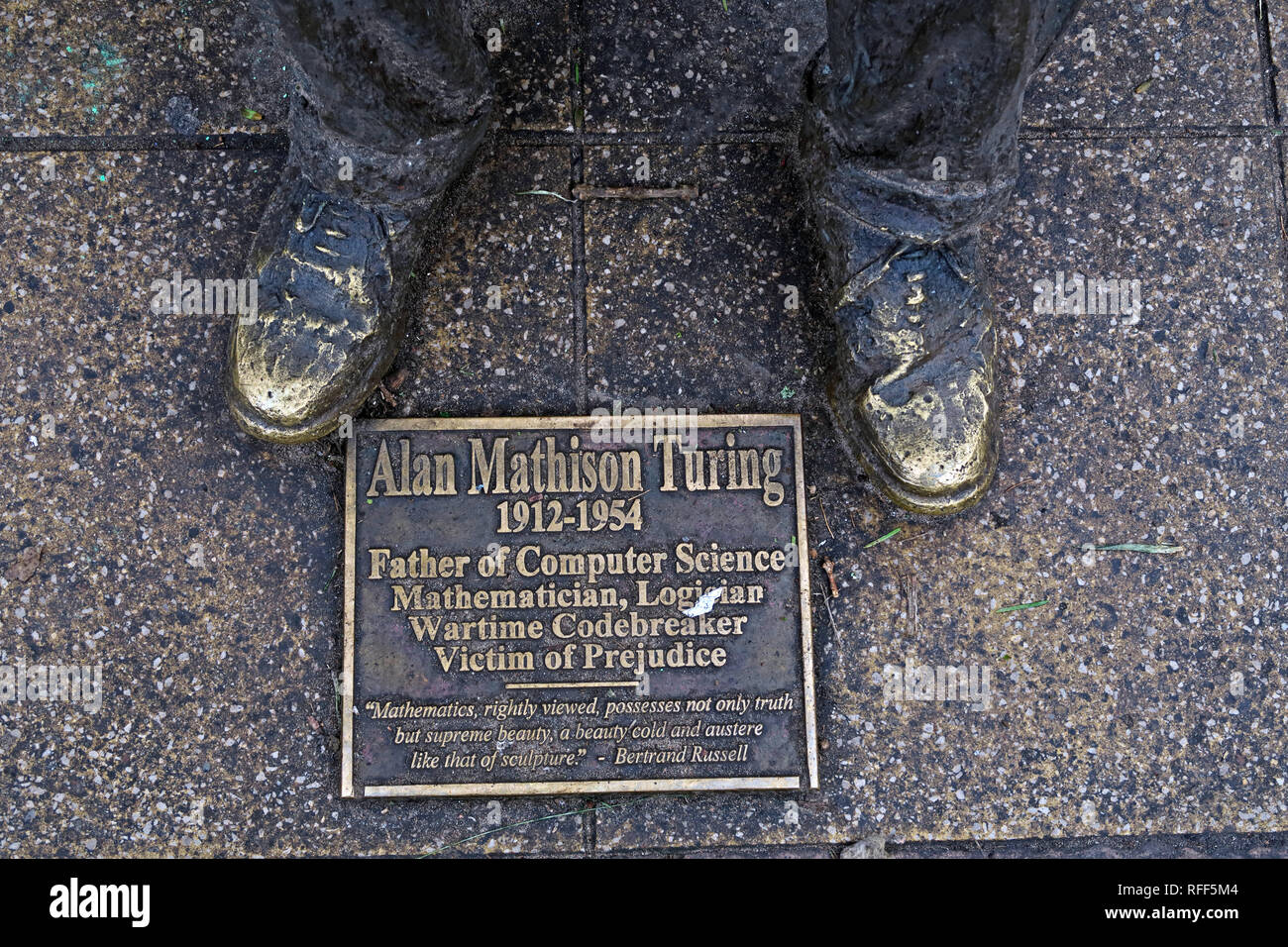 Statue en bronze d'Alan Mathison Turing, Sackville Gardens, Gay Village Canal St, Manchester, Lancs, Angleterre, Royaume-Uni, M1 Banque D'Images