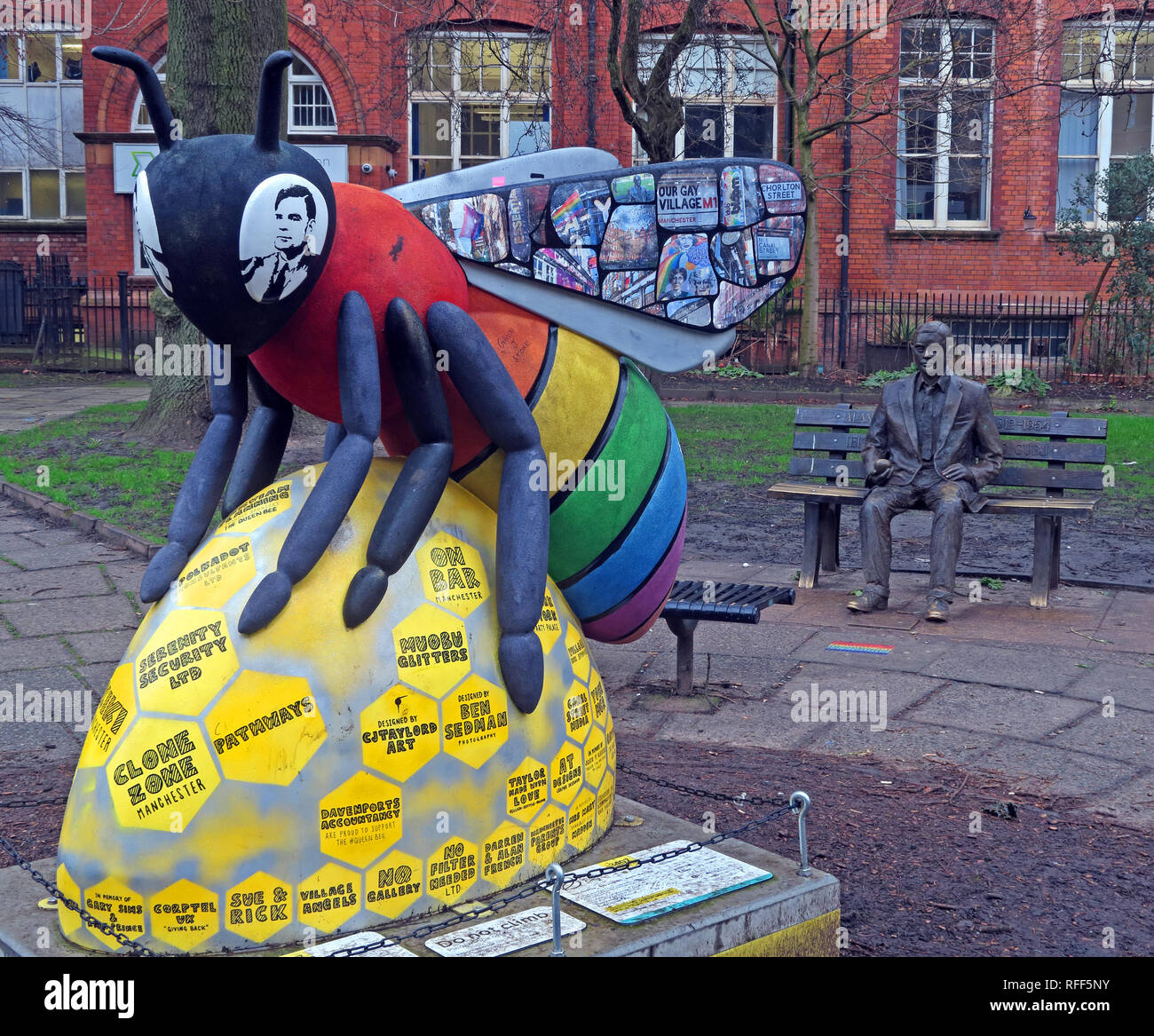 Abeille dans la ville - Jardins Sackville avec Alan Turing, Gay Village, Canal St, Manchester, Lancashire, England, UK Banque D'Images