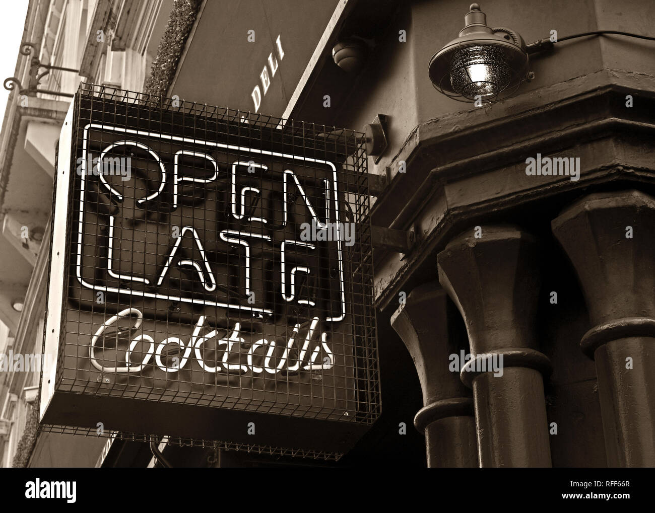 Ouvert tard monochrome pour des cocktails, d'un bar à cocktails en néon, Stevenson Square, NorthernQuarter, Manchester, Angleterre, Royaume-Uni, M1 1DN Banque D'Images