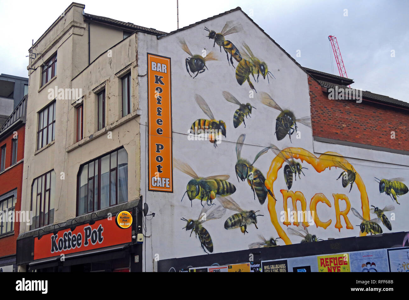 Le Pot Koffee Oldham Street,cafe, 22 ouvrières représentant les 22 personnes tuées dans l'arène, Manc attentat,par le graffiti artiste Russell Meeham Qubek, Banque D'Images