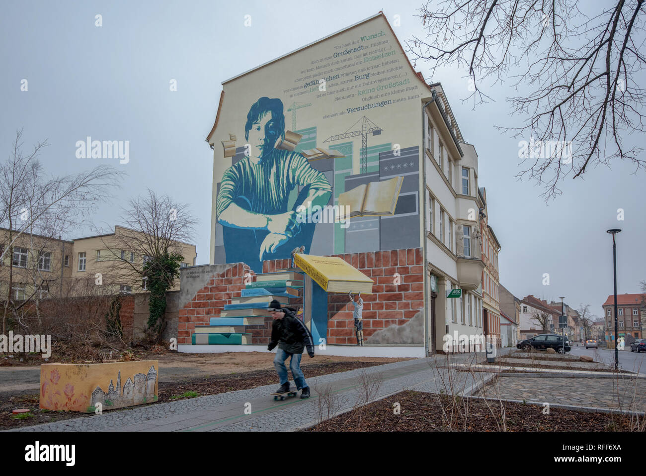 Burg, Allemagne - le 26 décembre 2018 : Une peinture murale dans le quartier Ville de Burg commémore l'écrivain Brigitte Reimann. L'auteur de 'Franziska Lin Banque D'Images