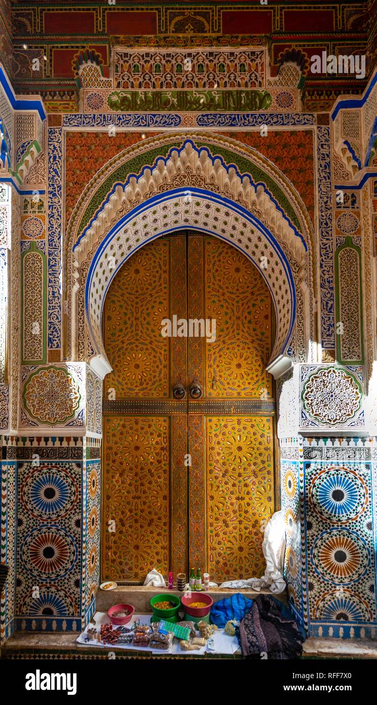 Magnifiquement décoré porte d'entrée, la façade extérieure et la mosquée Université Al-Qarawiyyin, Al Quaraouiyine ou Al-Karaouine, Fès Banque D'Images