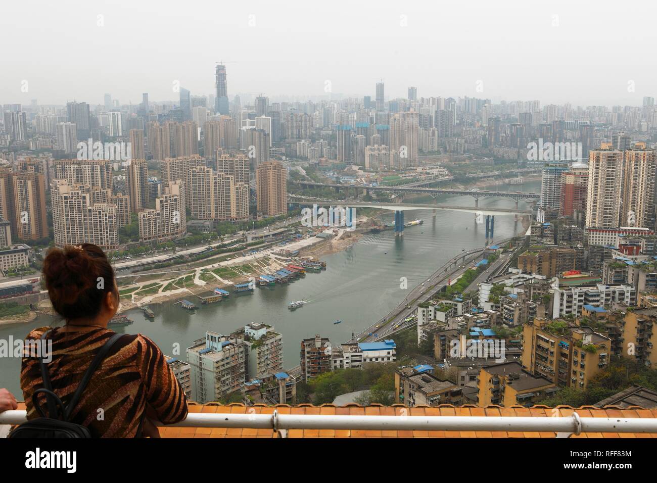 Femme à la gratte-ciel de la ville de Chongqing, Chongqing, Province, China Banque D'Images