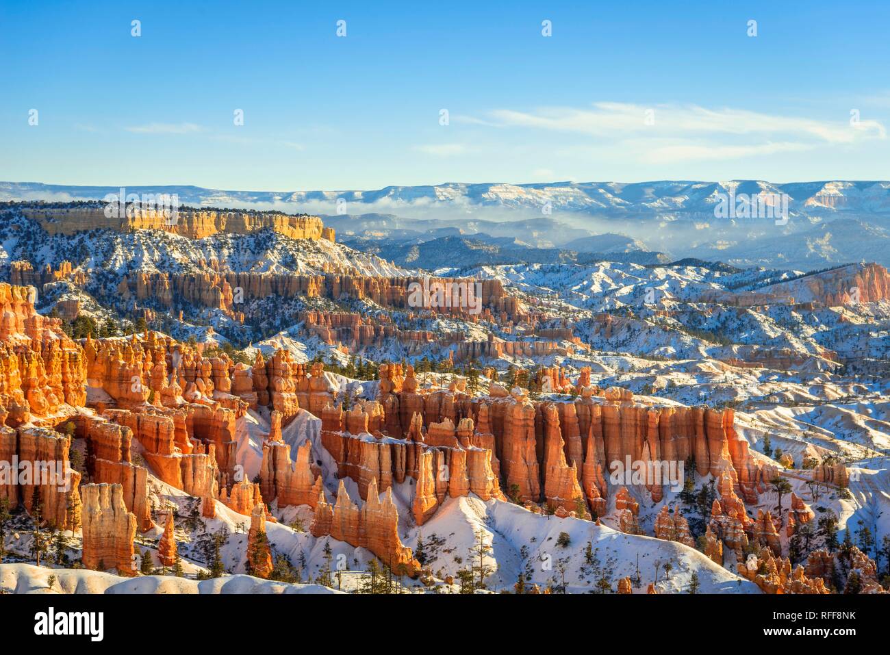 La lumière du matin, bizarre couverte de neige paysage rocheux avec cheminées en hiver, Sunset Point, Bryce Canyon National Park, Utah, USA Banque D'Images