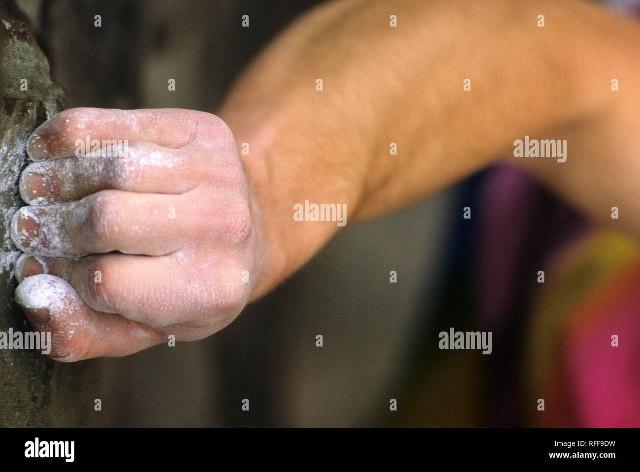 Freeclimber, à un mur de briques Banque D'Images