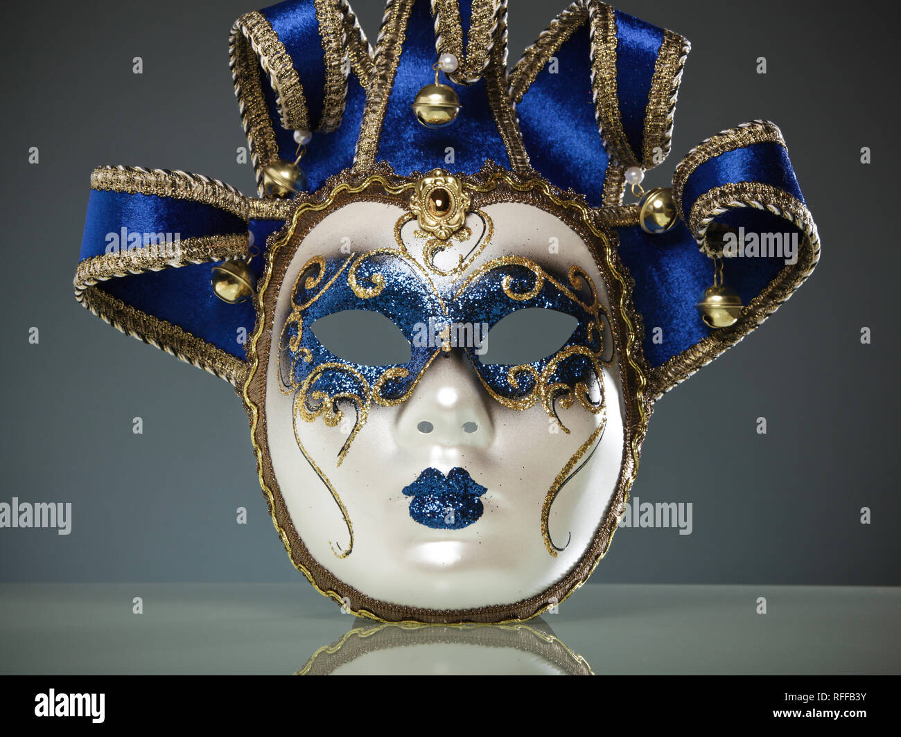 Masque de Venise contre l'arrière-plan dans les tons bleus Banque D'Images