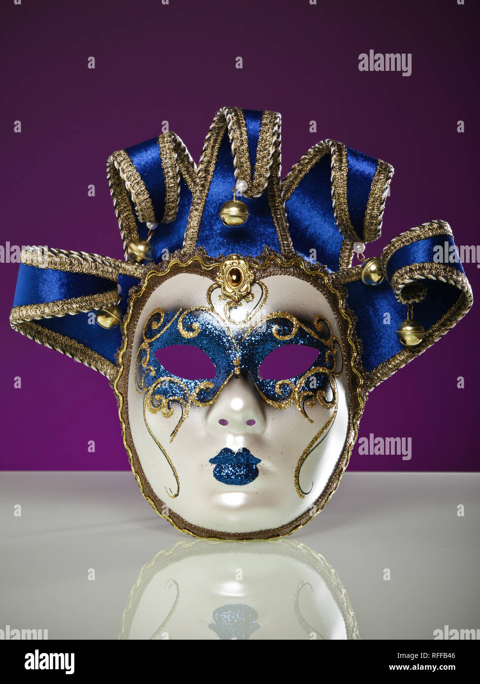 Masque de Venise contre fond violet Banque D'Images