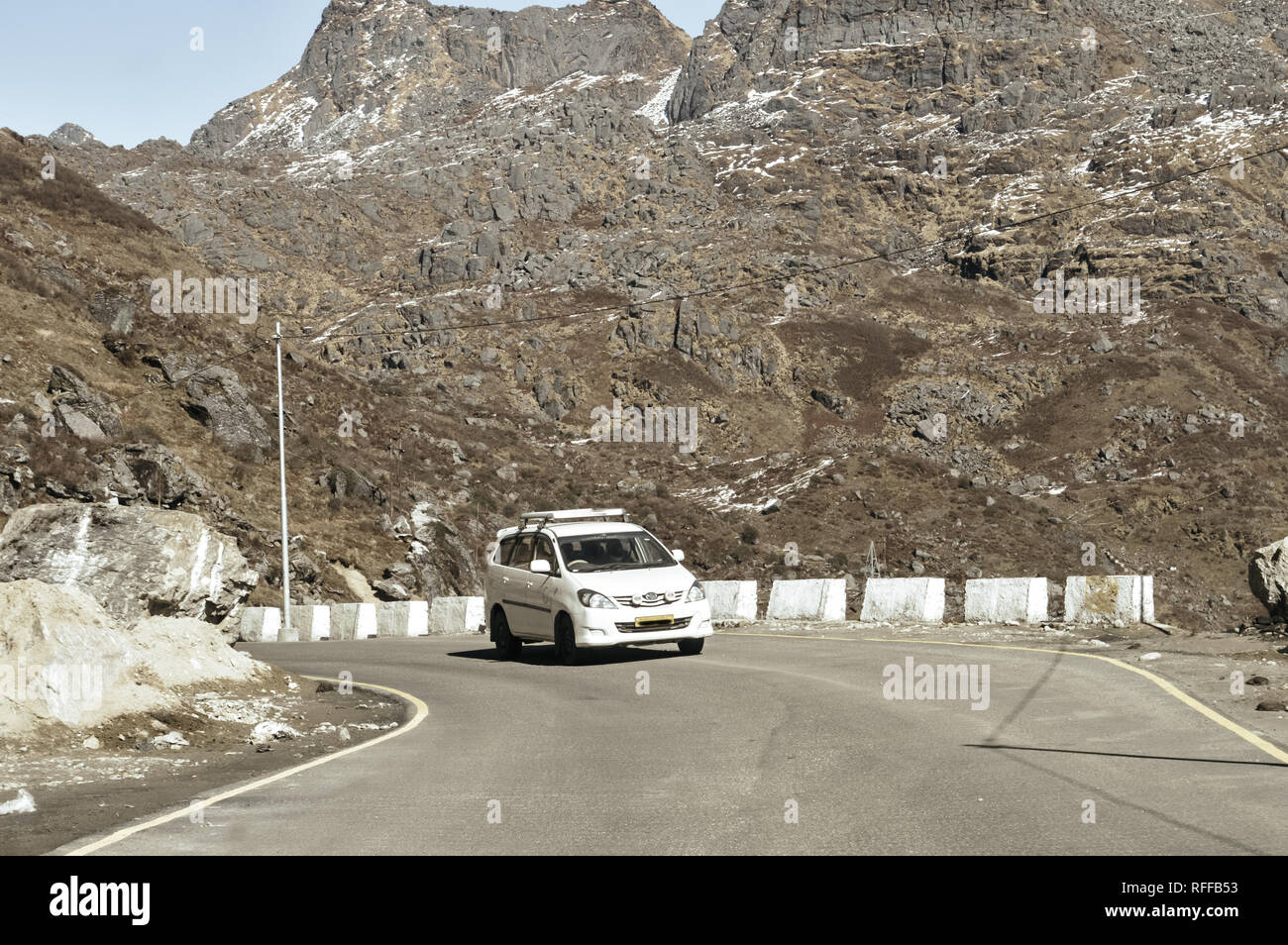 Descente de voiture sur les routes de montagne incurvée. Conduite du véhicule dans un virage en épingle à tirer à partir de la voiture. La route rurale. Road Trip travel concept Banque D'Images