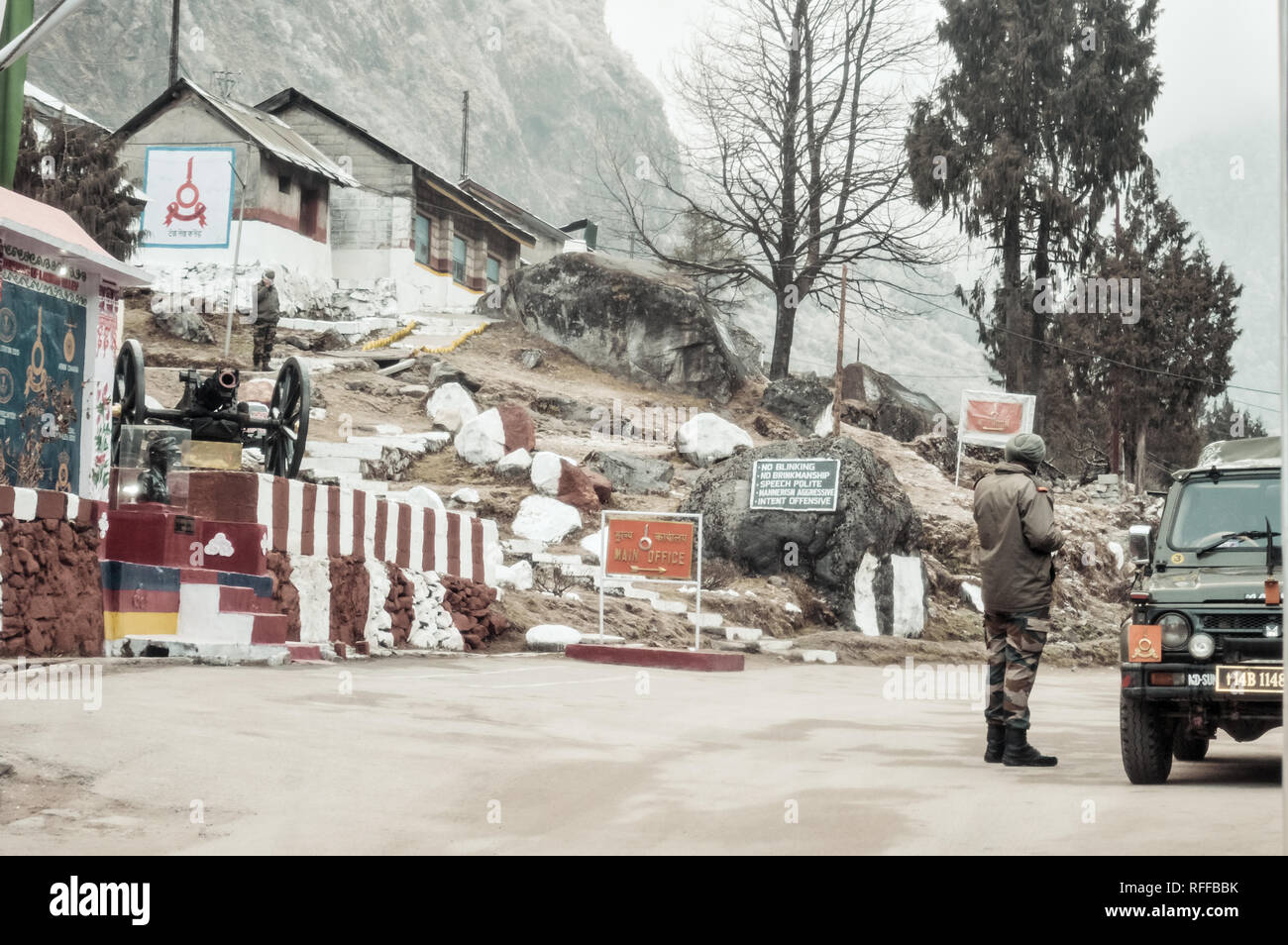 Nathu La, Sikkim, Jan 2019 : Un major de l'armée indienne FSB montres post à un 14 500 m de haut col de montagne sur 'McMahon' en ligne le Népal et Indo Indo Bh Banque D'Images