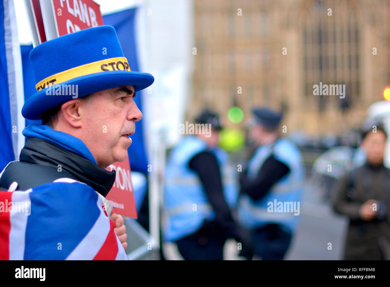 Steve Bray, anti-Brexit proteseter et fondateur de SODEM (Stand de Défi Mouvement européen) sur sa journée de protestation devant les Chambres du Parlement. J Banque D'Images