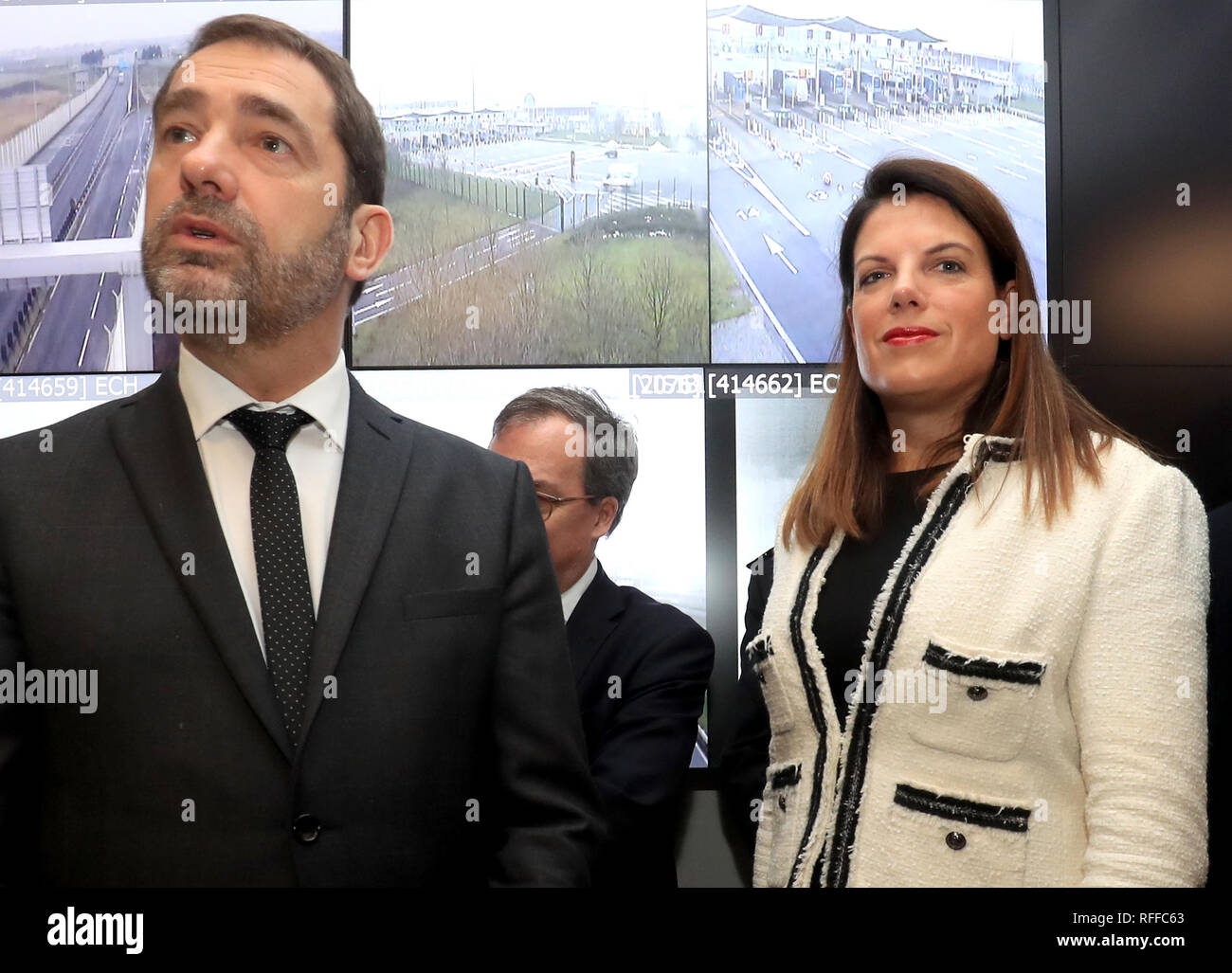 Le ministre de l'Immigration britannique Caroline Nokes avec le Ministre français de l'intérieur, Christophe Castaner (centre) sont affichées autour de l'UK-France Centre de coordination et d'information à Calais, France, à la suite de l'annonce d'un nouveau plan d'action pour renforcer les efforts contre l'activité des migrants dans la Manche. Banque D'Images