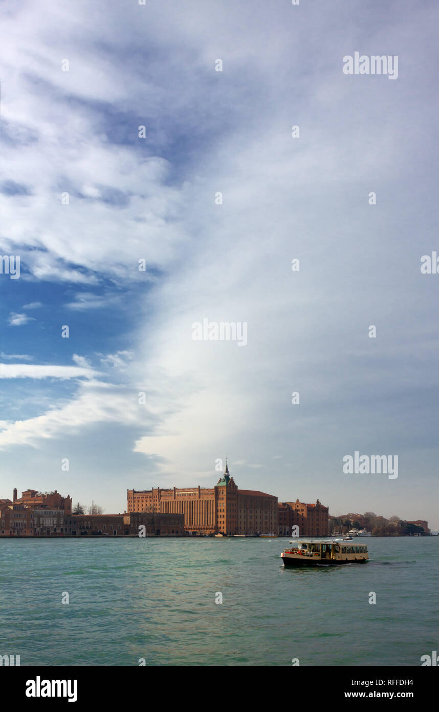 Voir l'île de Giudecca avec le moulin Stucky historique à Venise, Italie Banque D'Images