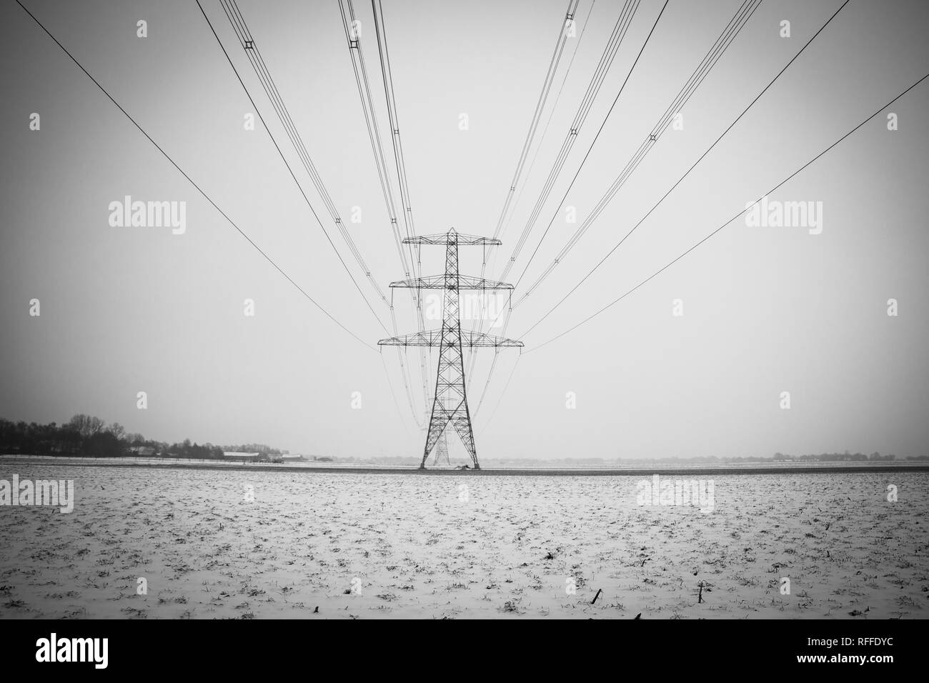 Mât haute tension, la fourniture d'électricité dans toutes les conditions météorologiques Banque D'Images