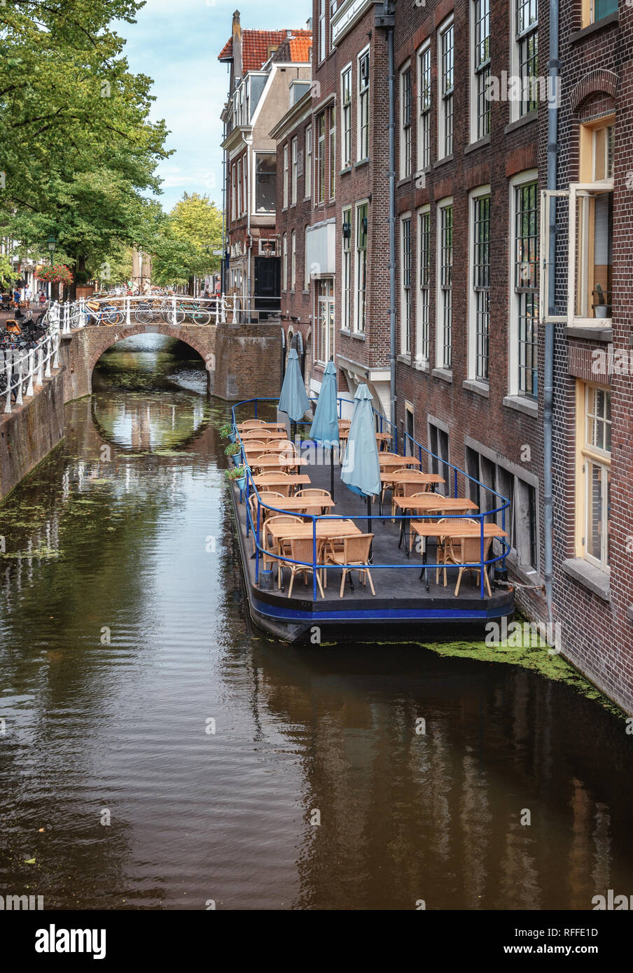 Terrasse flottante dans le canal à l'dans Wijnhaven de Delft aux Pays-Bas Banque D'Images