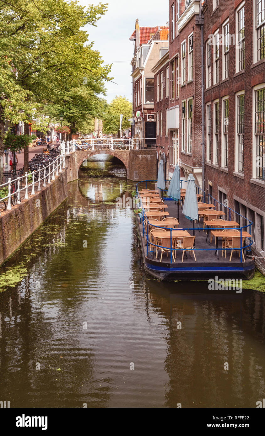 Terrasse flottante dans le canal à l'dans Wijnhaven de Delft aux Pays-Bas Banque D'Images