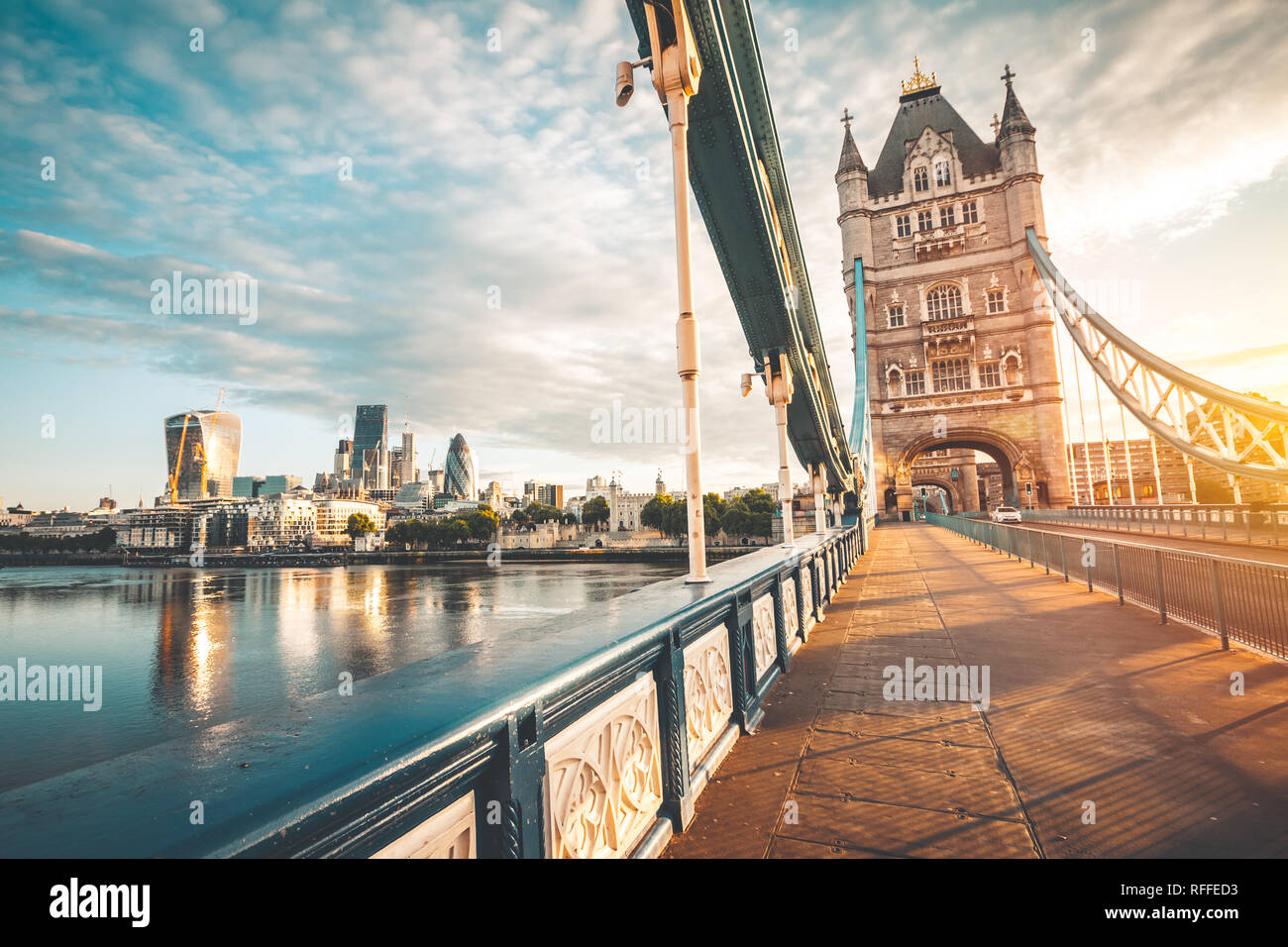 Tower Bridge à Londres spectaculaire au coucher du soleil Banque D'Images