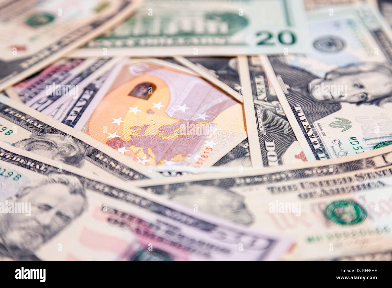 Beaucoup de gros plan du dollar américain et des billets en euros, en espèces. Concept leap, automne, taux, service de change, de la dette, profit, perte, les sanctions, l'appréciation de g Banque D'Images