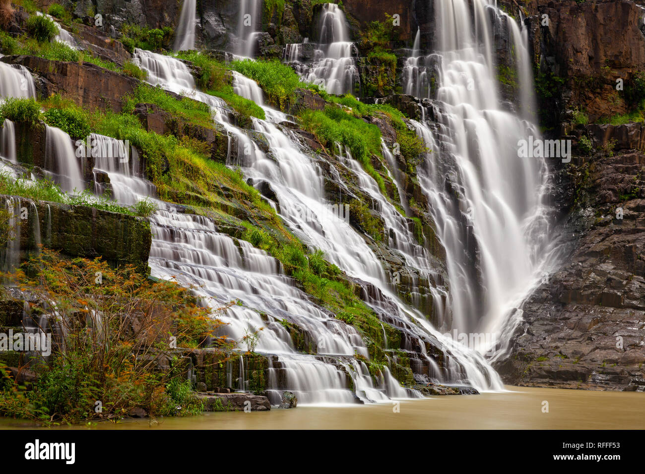 Une longue exposition de la magnifique cascade Pongour situé près de Dalat, Vietnam Banque D'Images