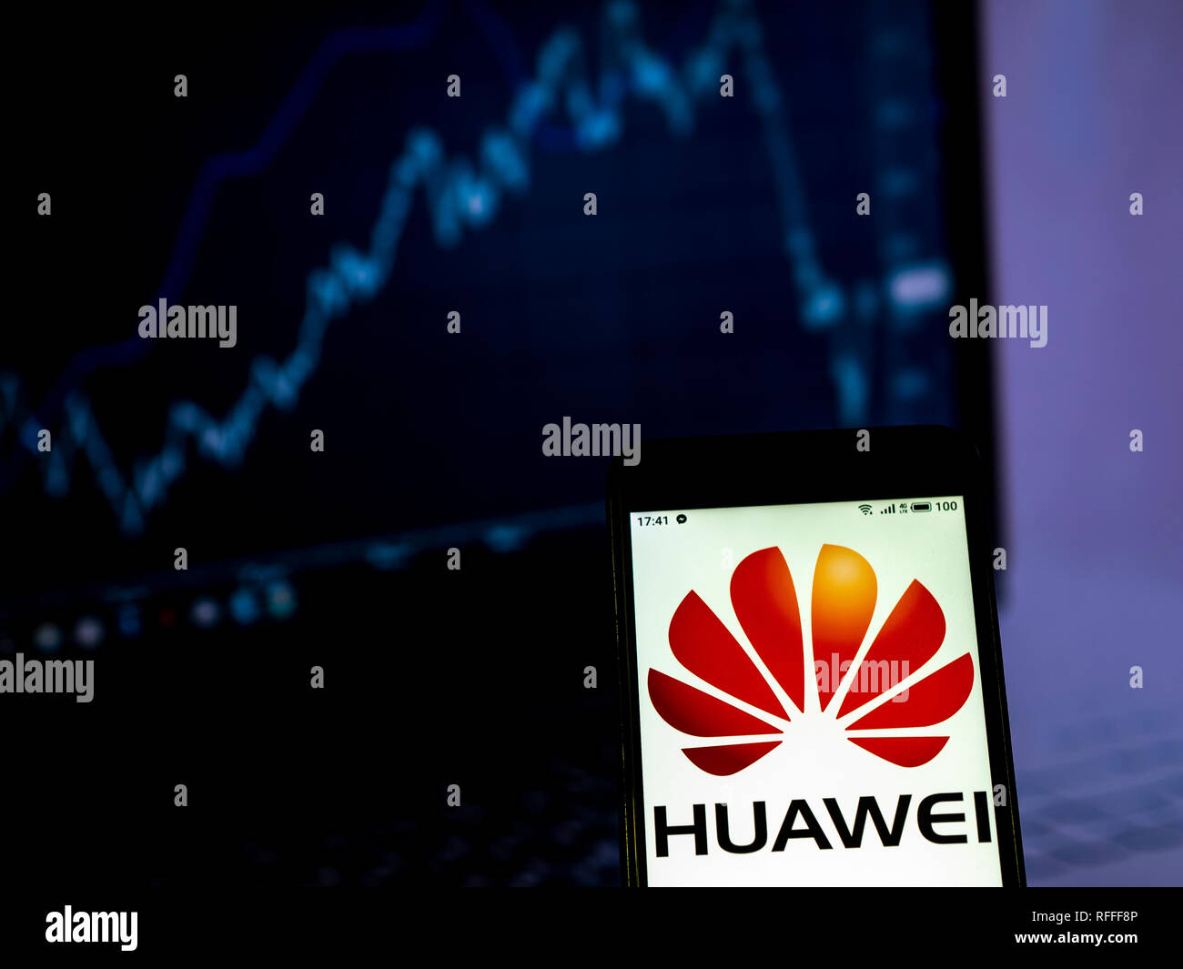 Huawei Technologies Co., Ltd. vu le logo affiché sur smart phone Photo  Stock - Alamy