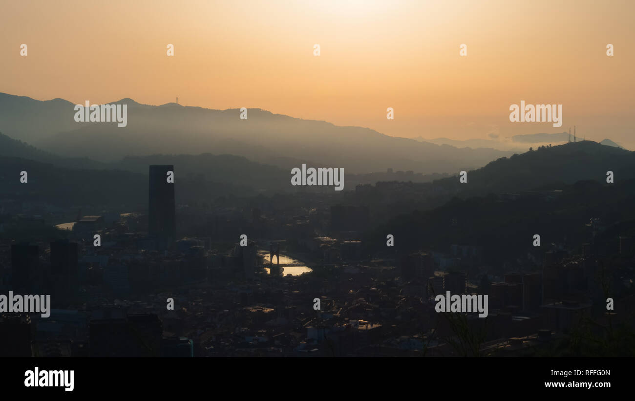 Vue panoramique de la ville de Bilbao pendant le coucher du soleil, l'Espagne Banque D'Images