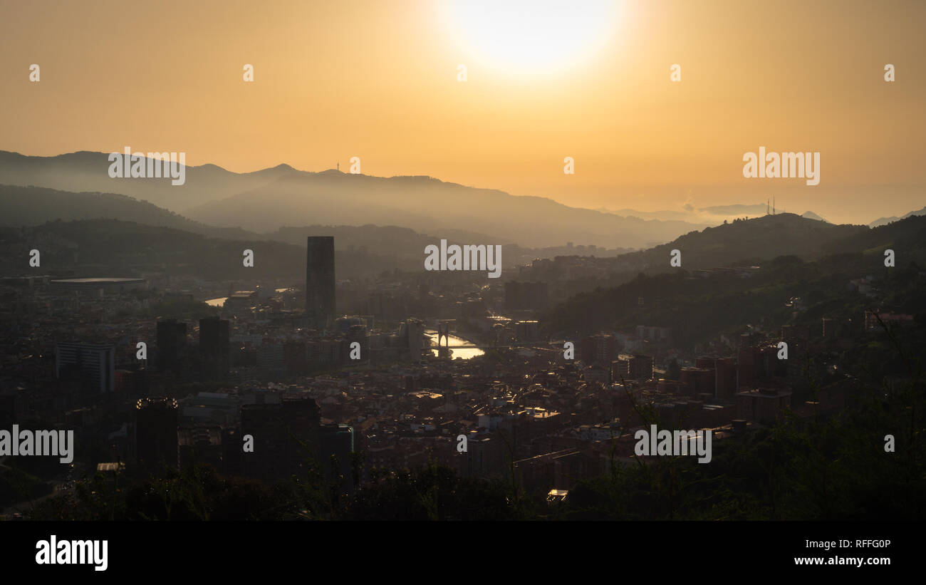 Vue panoramique de la ville de Bilbao pendant le coucher du soleil, l'Espagne Banque D'Images