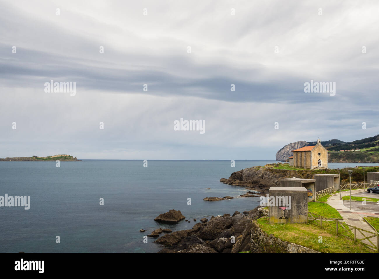 Petite église de Santa Catalina, sur la côte de Mundaca village de Gascogne durant une journée nuageuse, Espagne Banque D'Images