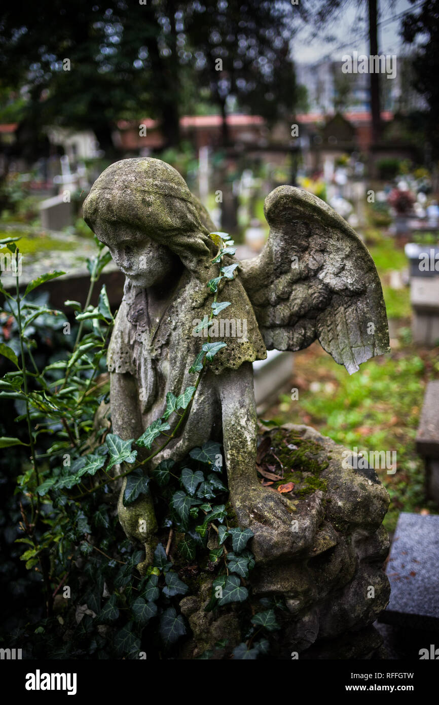 Petit Ange triste sculpture avec aile cassée à partir de la 19e siècle dans le cimetière Rakowicki, créé en 1803 à Cracovie, Pologne Banque D'Images