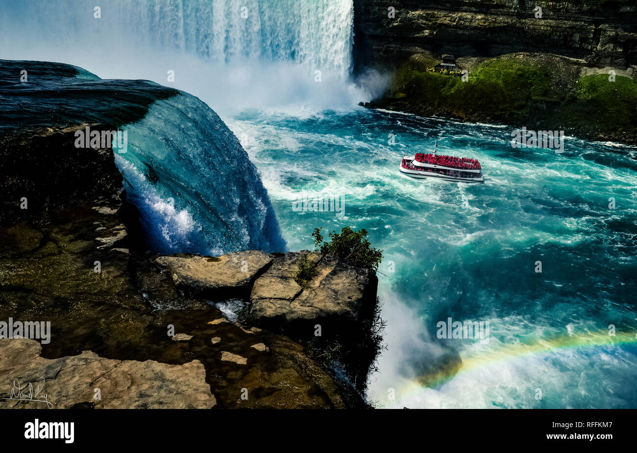Le Maid of the Mist haletant vers le cœur de Niagara Falls Banque D'Images