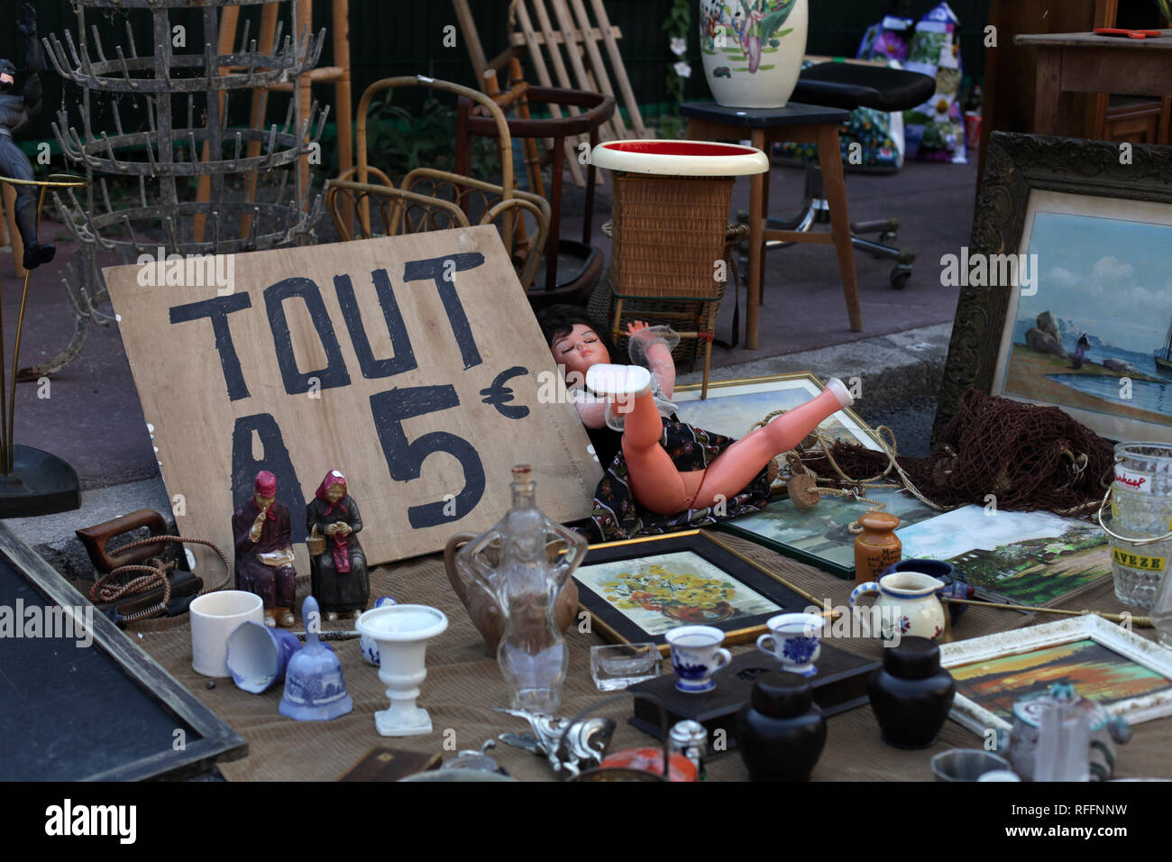 Braderie à la vente à un marché d'antiquités françaises de plein air Banque D'Images