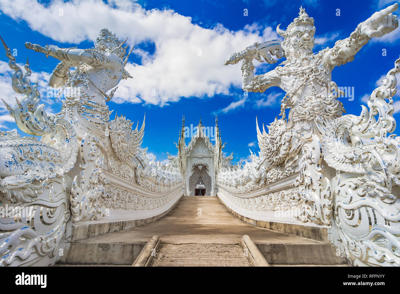 Chiang Rai, Thaïlande, Asie : Wat Rong Khun, temple ou Temple blanc vue de Chiang Rai Banque D'Images
