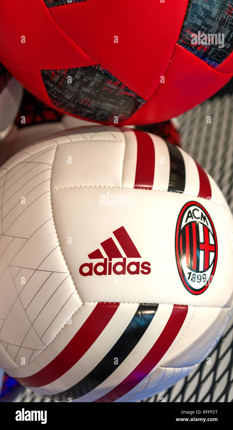 Boules de Milan FC en vente au fan shop à San Siro. Milan, Italie Banque D'Images