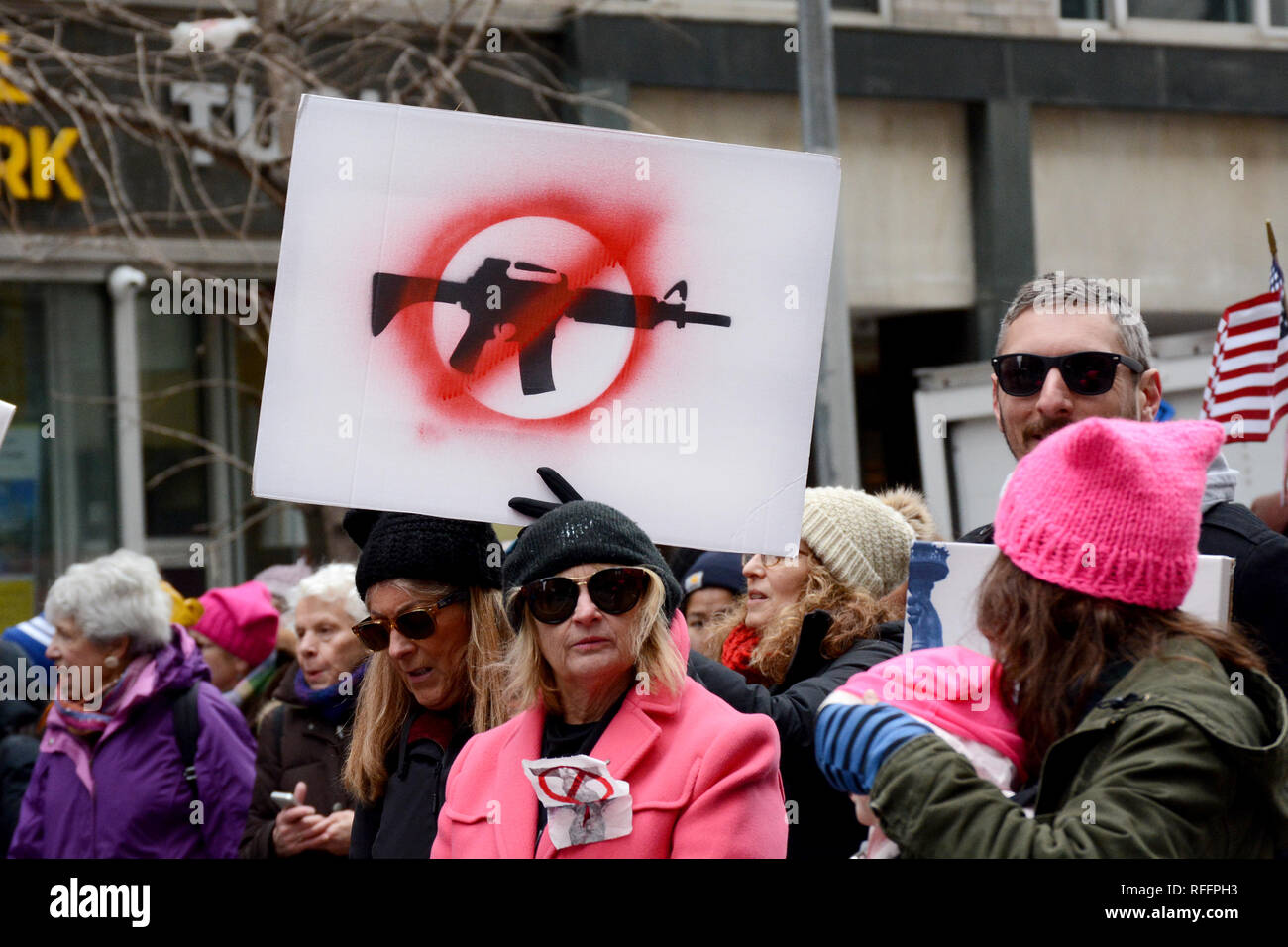 Arme anti signe à la Marche des femmes sur la 6e Avenue, à Midtown, Manhattan, USA Le 19 janvier 2019 Banque D'Images