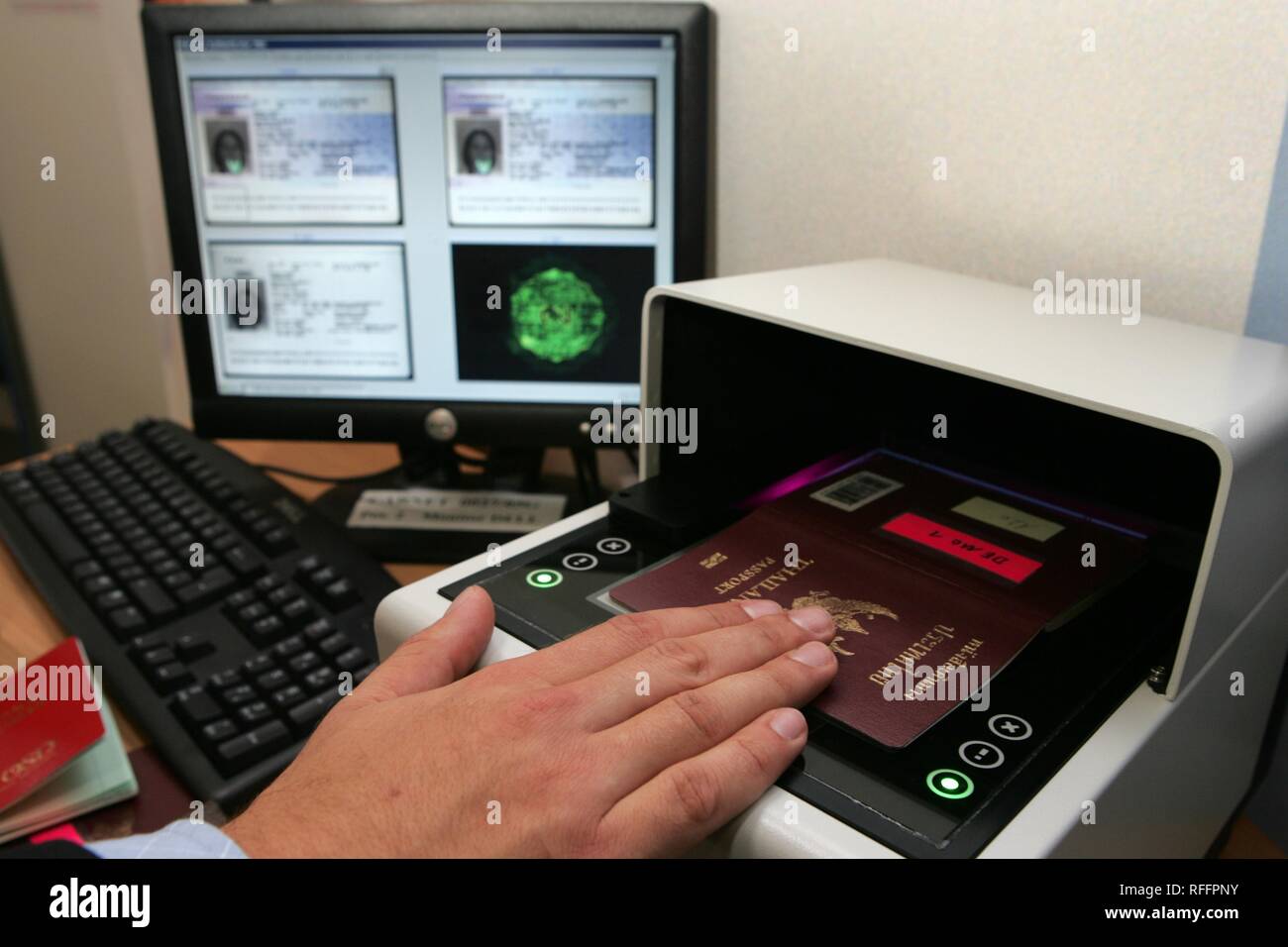 DEU, Allemagne, Muenster, 28.09.05 : la vérification des documents de l'Authentificateur lecteur 200, présentée sur le salon international de police Banque D'Images
