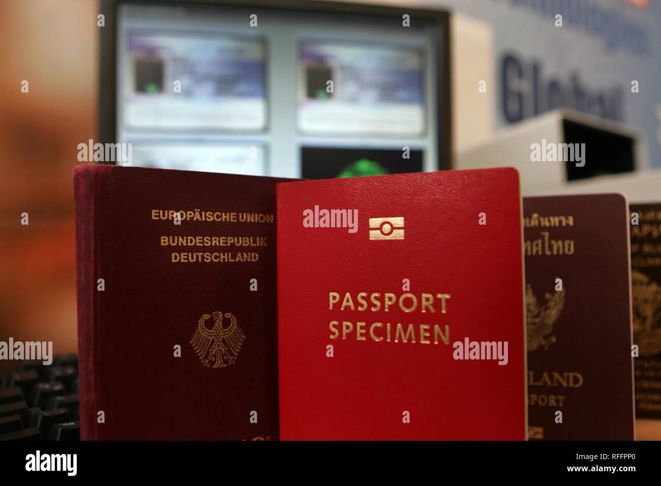 DEU, Allemagne, Muenster, 28.09.05 : la vérification des documents de l'Authentificateur lecteur 200, présentée sur le salon international de police Banque D'Images