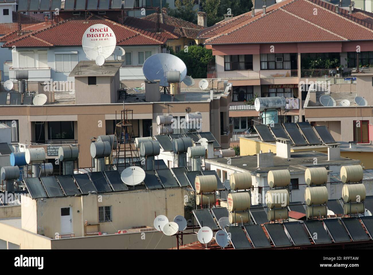TUR, Turquie, Alanya : Riviera Turque. Maisons de l'océan. Watertanks et  systèmes à énergie solaire sur le toit pour le chauffage de l'eau. | Photo  Stock - Alamy
