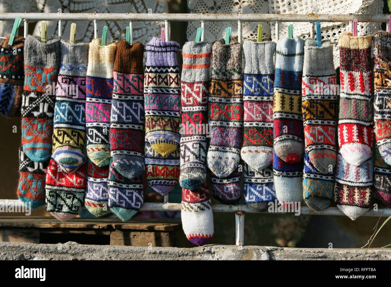 TUR, Turquie, Alanya : Riviera Turque. Boutiques de souvenirs à l'Ic Fort Kale, au-dessus de la ville d'Alanya, chaussettes tricotées Banque D'Images