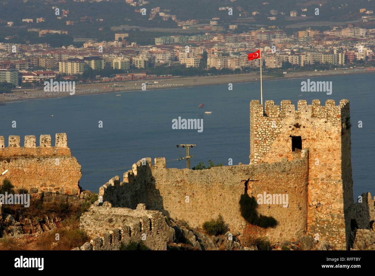 TUR, Turquie, Alanya : Riviera Turque. Murs de la forteresse de Kale Ic au-dessus de la ville Banque D'Images