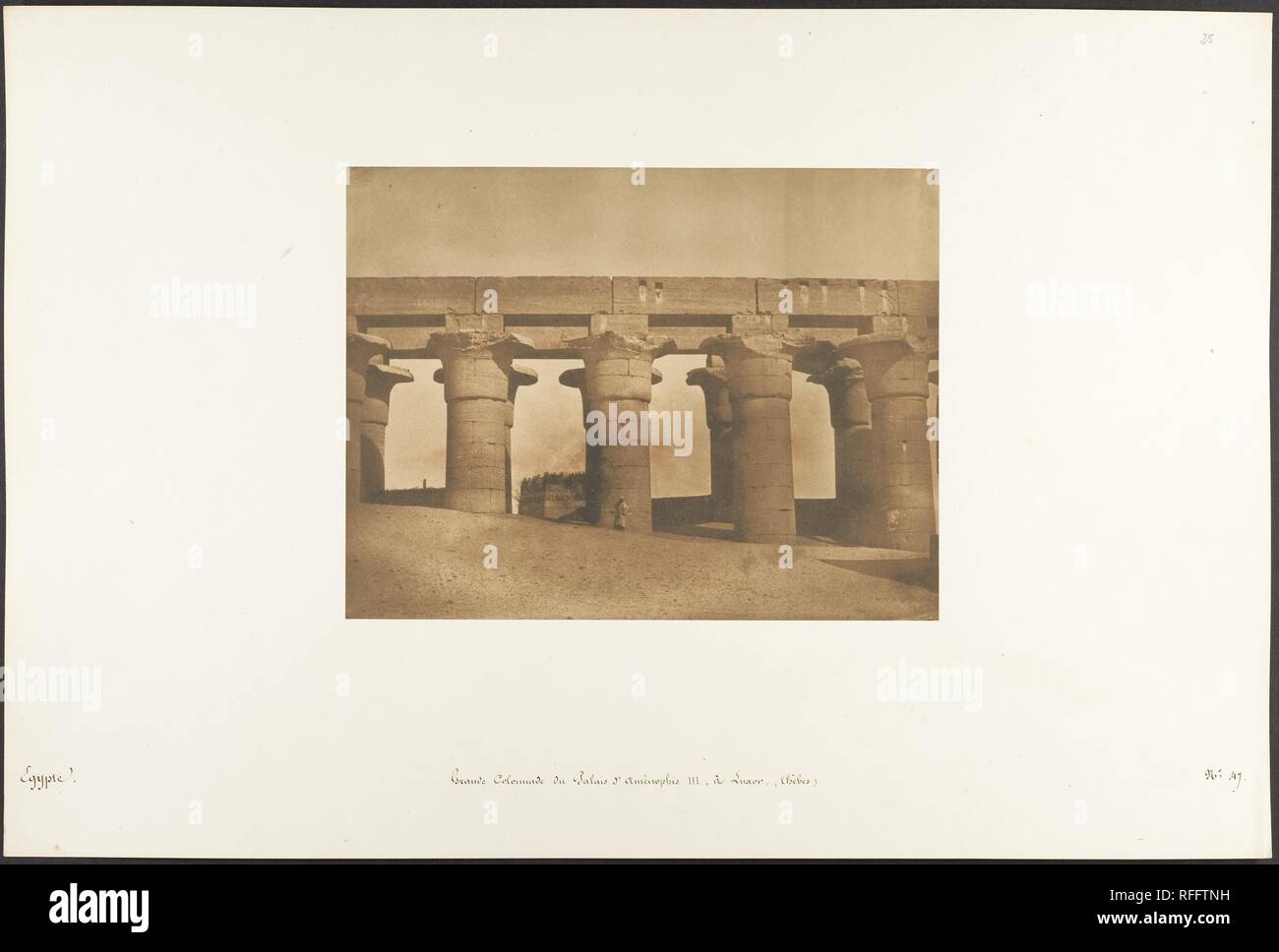 Grande Colonnade du Palais d'Aménophis III, à Louxor, Thèbes. Artist : Maxime Du Camp (Français, 1822-1894). Dimensions : Image : 6 × 9/16 8 1/2 in. (16,6 × 21,6 cm) Mont : 12 × 18 5/16 11/16 in. (31,2 × 47,5 cm). Date : 1849-1850. Musée : Metropolitan Museum of Art, New York, USA. Banque D'Images