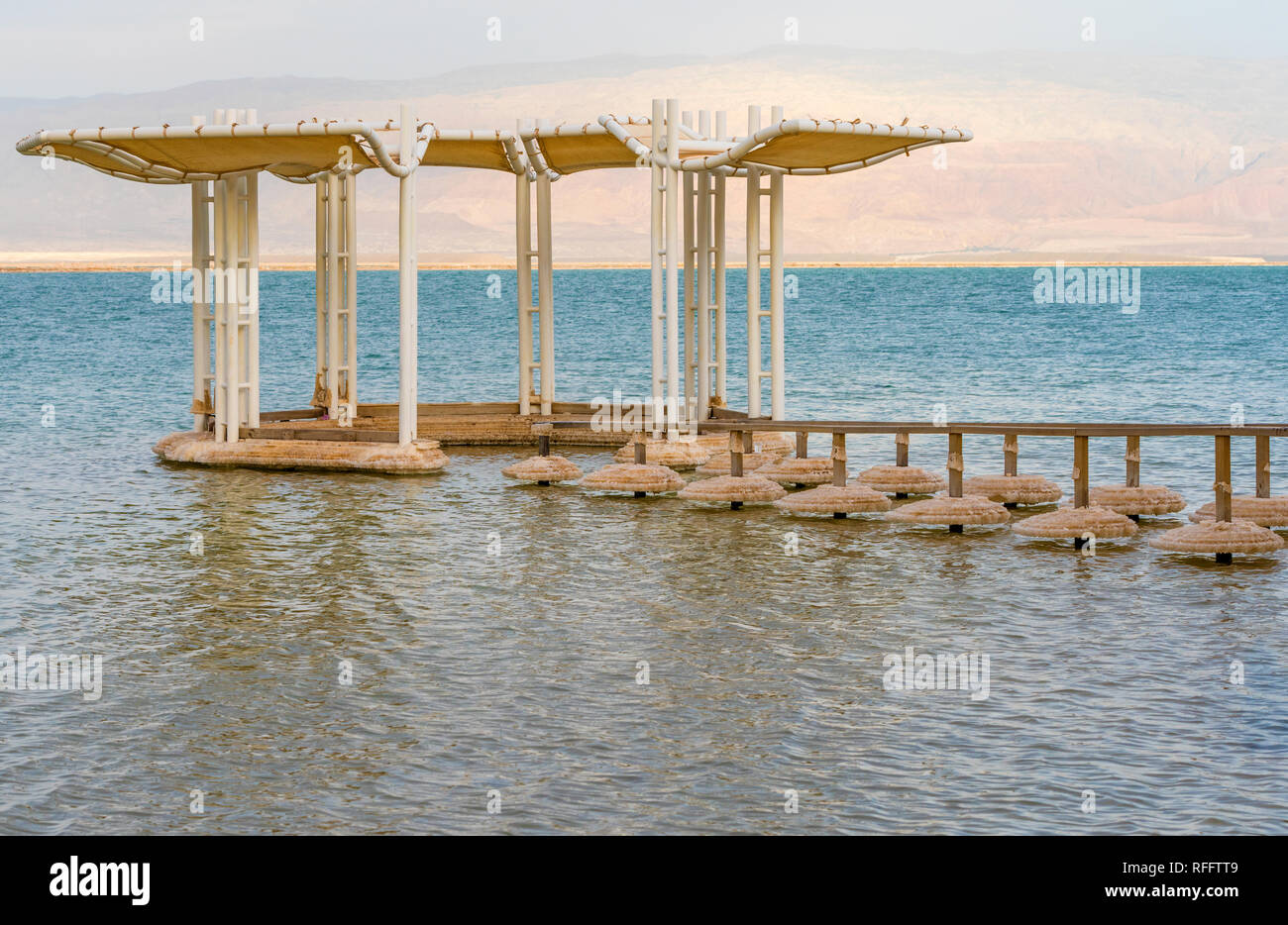 Des équipements de plage à la mer Morte. Israël Banque D'Images