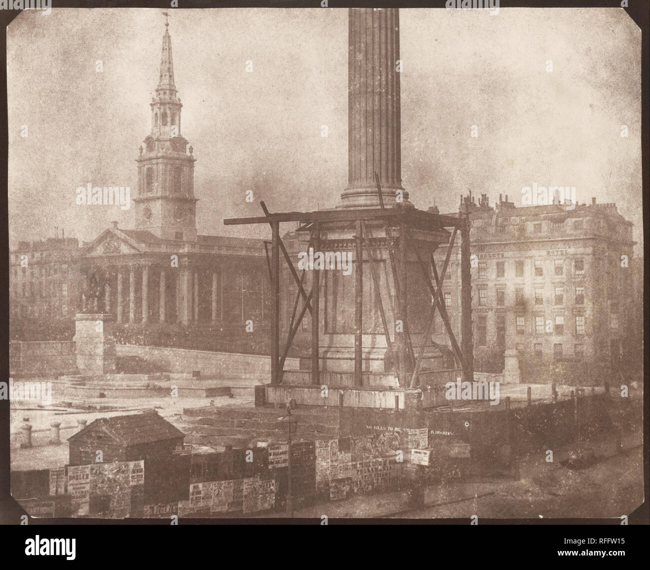 La colonne Nelson à Trafalgar Square en construction. Date/période : 1843. Impression sur papier salé. Largeur : 22,4 cm. Hauteur : 18,6 cm (feuille). Auteur : William Henry Fox Talbot. Banque D'Images