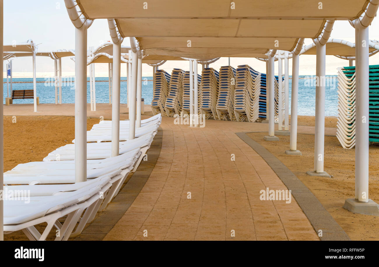 Des équipements de plage à la mer Morte. Israël Banque D'Images