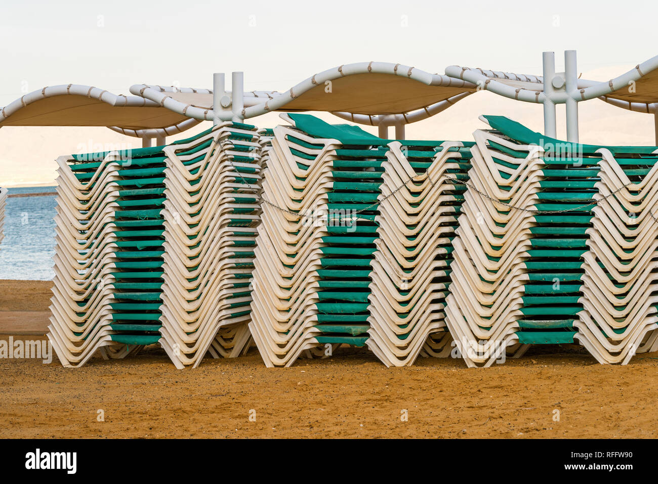 Des équipements de plage à la mer Morte. Israël Banque D'Images