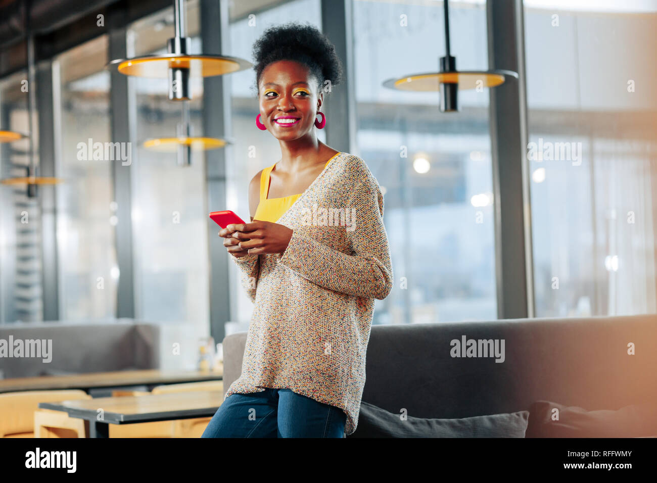 Femme afro-américaine avec des lèvres rose boucles d'usure Banque D'Images