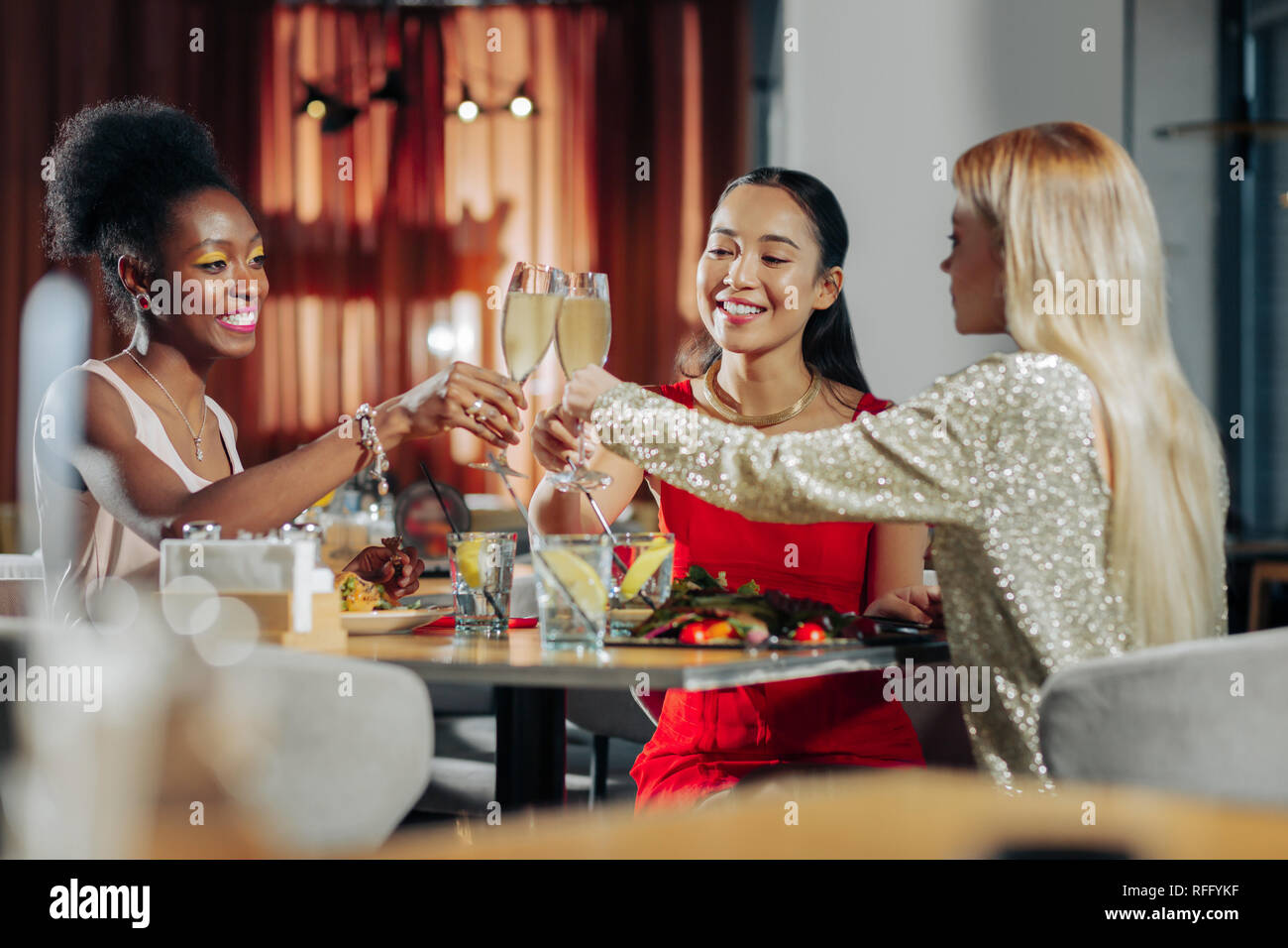 Trois bruits d'affaires leurs lunettes tout en célébrant Noël Banque D'Images