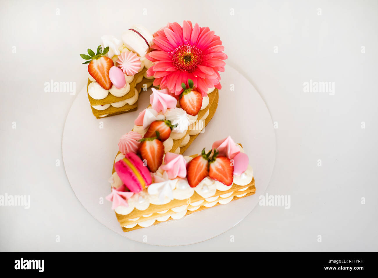 Belle Savoureux Gateau Rose Avec Des Fraises Guimauves Macarons Et Fleur Enorme Gor Les 2 Ans D Anniversaire Photo Stock Alamy Belle Savoureux Gateau Rose Avec Des Fraises Guimauves Macarons Et Fleur Enorme Gor Les 2 Ans D Anniversaire Photo Stock Alamy