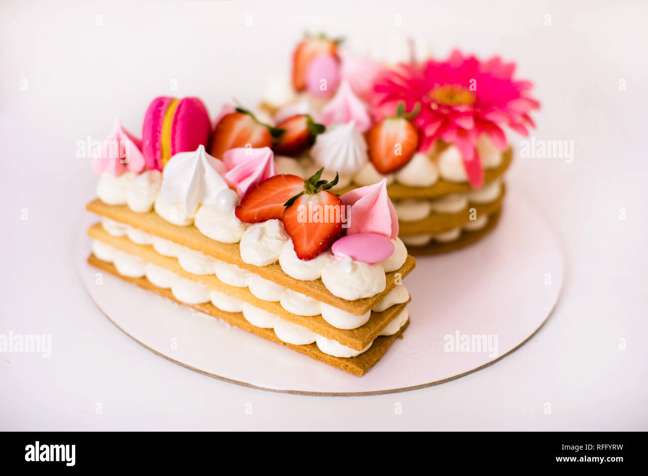 Belle Savoureux Gateau Rose Avec Des Fraises Guimauves Macarons Et Fleur Enorme Gor Les 2 Ans D Anniversaire Photo Stock Alamy