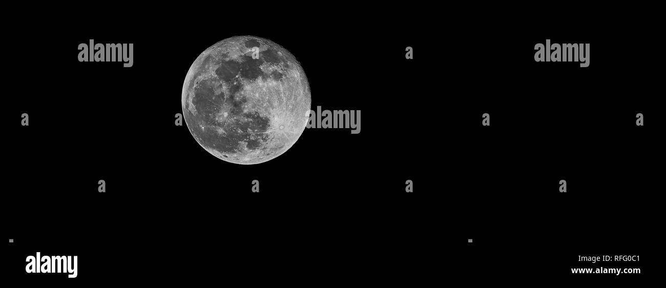 Pleine lune bannière web en noir et blanc, photo pris en Allemagne le 21 janvier 2019 dans la nuit après l'éclipse totale Banque D'Images