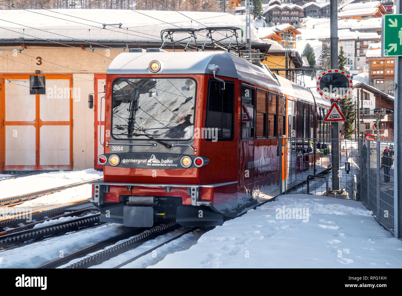 Zermatt, Suisse - 03/24/2018 : train du Gornergrat en attente de l'stationin toursits à Zermatt, Suisse Banque D'Images