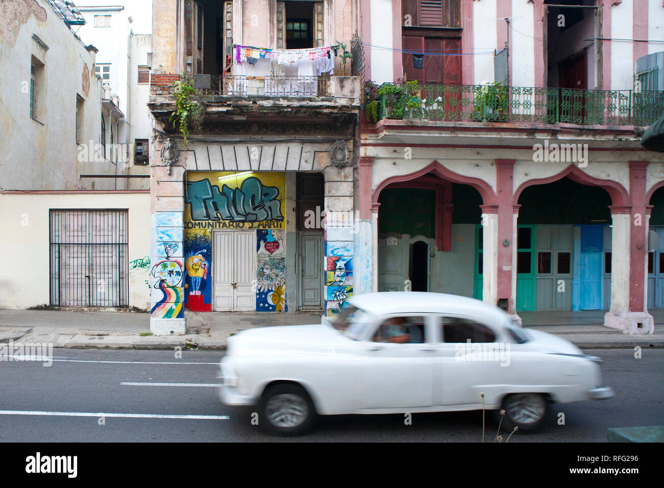 La Havane, Cuba street scene de vieilles voitures bâtiments colorés Banque D'Images